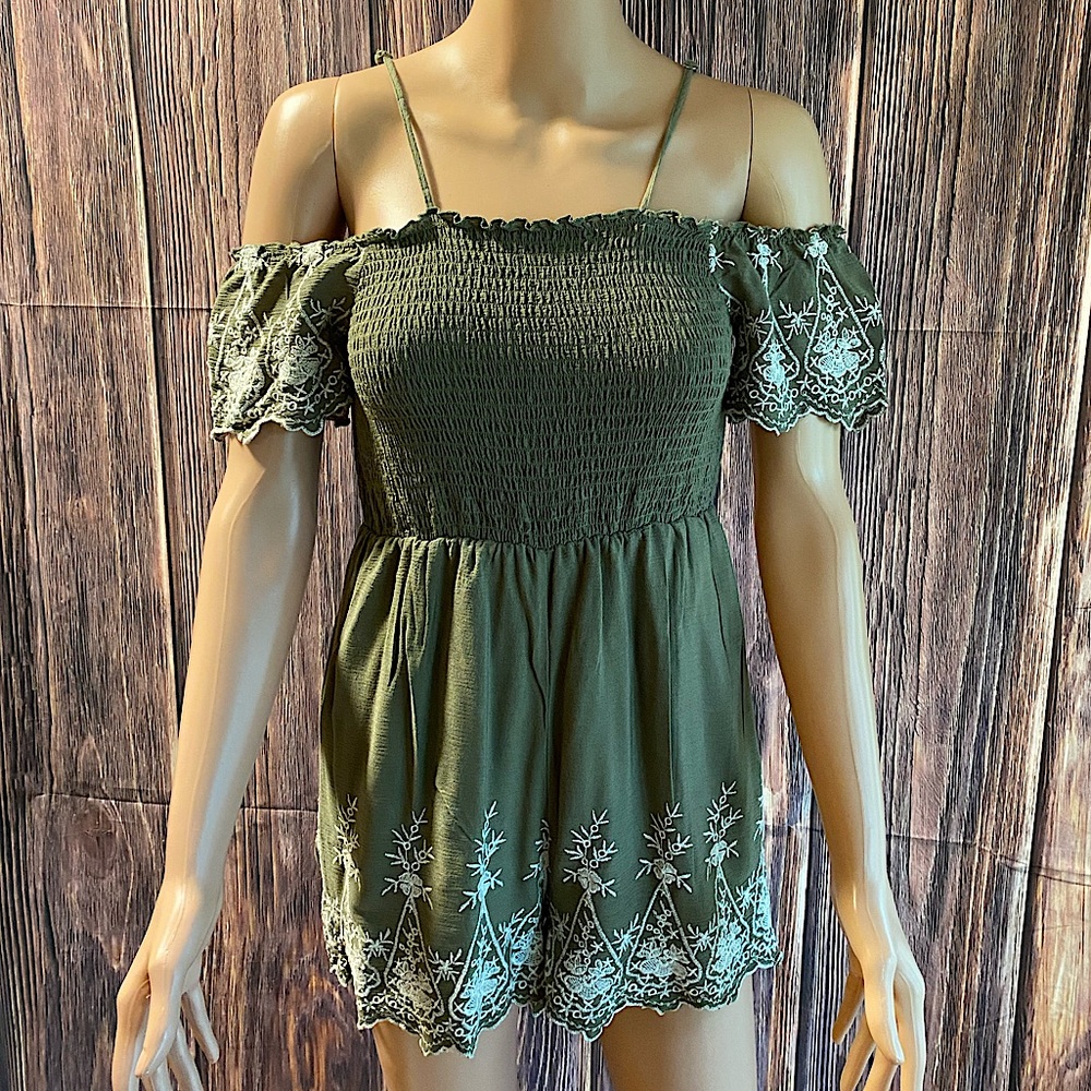 Blue Rain francesca’s size XS army green & white floral embroidered boho